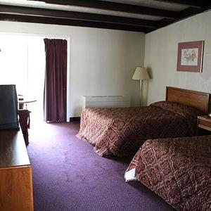 a hotel room with two beds and a window at Hometown Inn Staunton in Greenville