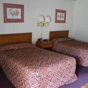 Habitación con 2 camas en una habitación de hotel en Hometown Inn Staunton, en Greenville