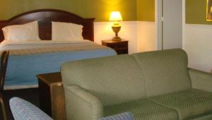 Un pat sau paturi într-o cameră la New Haven Inn