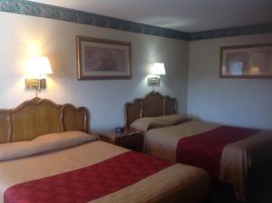 Un pat sau paturi într-o cameră la New Haven Inn