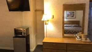 um quarto de hotel com um micro-ondas e um frigorífico em Pleasant Valley Motel West Stockbridge em West Stockbridge