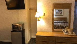 a hotel room with a microwave and a refrigerator at Pleasant Valley Motel West Stockbridge in West Stockbridge