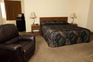 A bed or beds in a room at Northern Lights Inn Rugby