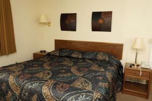 A bed or beds in a room at Northern Lights Inn Rugby