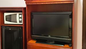 a television and a microwave in a room at Windmill Inn Lynden in Lynden