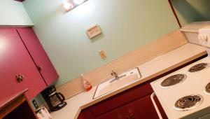 a kitchen with a sink and a stove at Windmill Inn Lynden in Lynden +28 photos