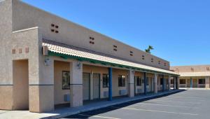 een lege parkeerplaats voor een gebouw bij Magnuson Hotel Blythe in Blythe