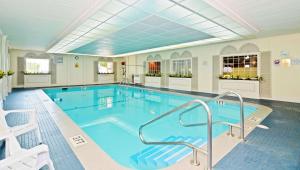 a large swimming pool in a building at Magnuson Grand Pioneer Inn and Suites in Escanaba