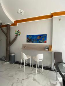ブラッチャーノにあるGuest House Bracciano RMの椅子2脚とテーブル1脚と木が備わる部屋