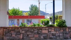 una casa con una bandera americana en una pared de ladrillo en Magnuson Hotel Ely en Ely