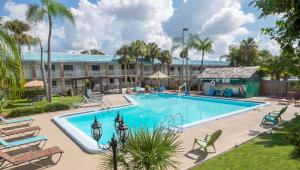 uma piscina com espreguiçadeiras e um resort em Rodeway Inn Clearwater - Central em Clearwater