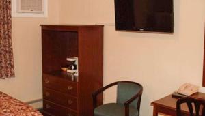 TV a/nebo společenská místnost v ubytování Traveller's Inn Prince Edward Island