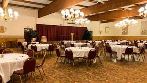En restaurant eller et andet spisested på Voyageur Inn and Conference Center