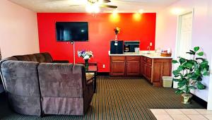 a living room with a couch and a red wall at Rama Inn Bells in Bells