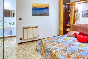 - une chambre avec un lit et une étagère dans l'établissement GIANLUCA Apartment, à Levanto