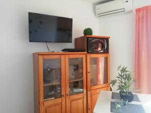 ベナルマデナにあるApartamento-estudio Benalmádena Maite-3のリビングルーム(テレビ、木製キャビネット付)