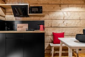 Kuchyň nebo kuchyňský kout v ubytování APARTAMENTY DVOOR1924