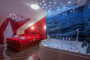 um quarto com uma cama e uma banheira em Villa Dislievski em Ohrid