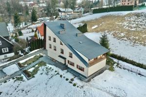 Willa Mała Beskidzka في فيسلا: اطلالة جوية على بيت في الثلج