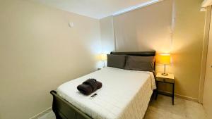 ein kleines Schlafzimmer mit einem Bett mit einer Tasche darauf in der Unterkunft Homey Escape with Patio Access and FREE laundry in Ponce