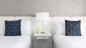 Ein Bett oder Betten in einem Zimmer der Unterkunft YVE Hotel Miami