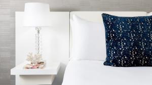 Ein Bett oder Betten in einem Zimmer der Unterkunft YVE Hotel Miami