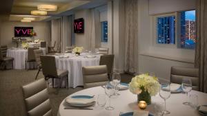 Ein Restaurant oder anderes Speiselokal in der Unterkunft YVE Hotel Miami 