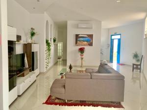 un soggiorno con divano e TV di Newly furnished appt in Gozo a Victoria
