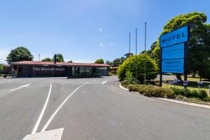 an empty road in front of a motel with a sign at The Wurruk Motel in Sale