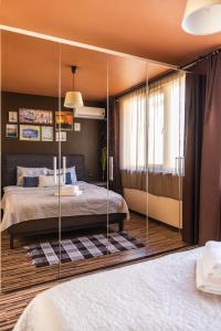 1 dormitorio con 1 cama con mampara de cristal en LunApart, en Varna
