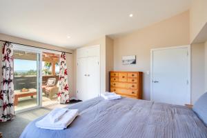 Tempat tidur dalam kamar di Serenity by the Sea - Haumoana Beach Holiday Home