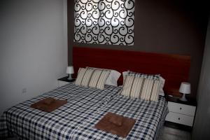 una camera da letto con un letto con due asciugamani sopra di Peñamar Apartamentos a Puerto del Carmen