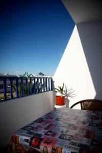 un balcone con tavolo e vista sull'oceano di Peñamar Apartamentos a Puerto del Carmen