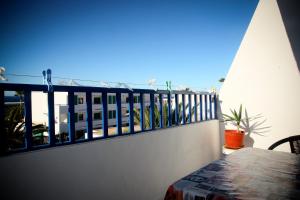 un balcone con vista su un edificio di Peñamar Apartamentos a Puerto del Carmen
