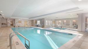- une grande piscine dans une chambre d'hôtel dans l'établissement Candlewood Suites - Dumfries - Quantico, an IHG Hotel, à Dumfries