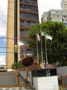 dos banderas están volando sobre un edificio en Apartamento Princesa Isabel, en Salvador