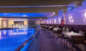 בריכת השחייה שנמצאת ב-Crowne Plaza Doha - The Business Park by IHG או באזור