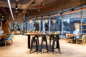 מסעדה או מקום אחר לאכול בו ב-Crowne Plaza Doha - The Business Park by IHG