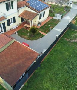 - une vue aérienne sur une maison dotée de panneaux solaires sur le toit dans l'établissement A Ca di Piè, à Arcola