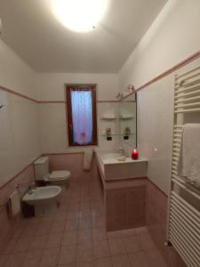 A bathroom at A Ca di Piè