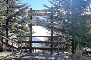 シエラネバダにあるTODOSIERRANEVADA ZONA BAJA - EDIFICIO ATLAS - VISTAS A LA MONTANA - Junto a los Telecabinasの木造看板