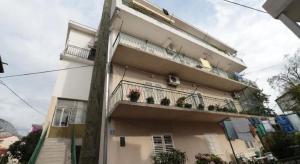 een gebouw met balkons en potplanten erop bij Apartment Željko - large terrace in Makarska