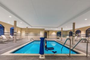 Bazén v ubytování Staybridge Suites Anchorage by IHG nebo v jeho okolí