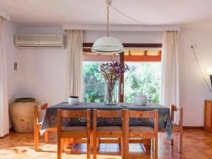 ein Esszimmer mit einem blauen Tisch und Stühlen in der Unterkunft Belvilla by OYO Can Ramon Palau in Ibiza-Stadt
