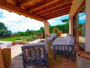 eine Terrasse mit Stühlen und einem Tisch auf der Veranda in der Unterkunft Belvilla by OYO Can Ramon Palau in Ibiza-Stadt