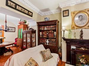 ein Wohnzimmer mit Möbeln und einem Tisch in der Unterkunft Belvilla by OYO Casona la Huertita in Membrío