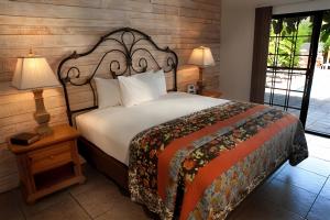 パーム・スプリングスにあるホテル カリフォルニアのベッドルーム1室(ベッド1台、テーブルにランプ2つ付)