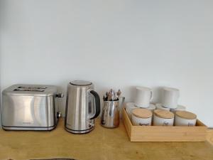 um balcão com comodidades para preparar café e outros electrodomésticos em Lake Tekapo Double Room shared facilities em Lake Tekapo