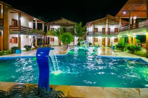 uma piscina à noite com um escorrega aquático em Pousada Recanto Beach em Camocim