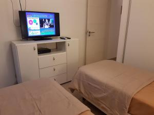 a room with a tv on top of a dresser at Practico y Confortable Dpto Temporario Balcarce in San Miguel de Tucumán